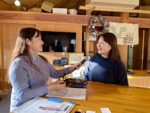 インタビュー中の様子。右側が「ひみつジャナイ基地」スタッフの大廻正枝さん。