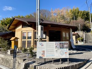 ひみつジャナイ基地 外観の写真。あずまやのような佇まい。ヒノキでできている。