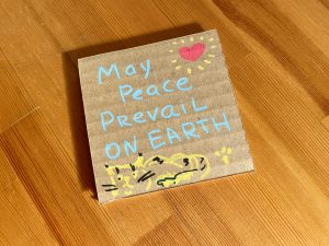 ウクライナお遍路さんが描いた「ひみつジャナイカード」裏ウクライナ語で描かれている。