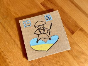 ウクライナお遍路さんが描いた「ひみつジャナイカード」お遍路さんのイラストを描いている。